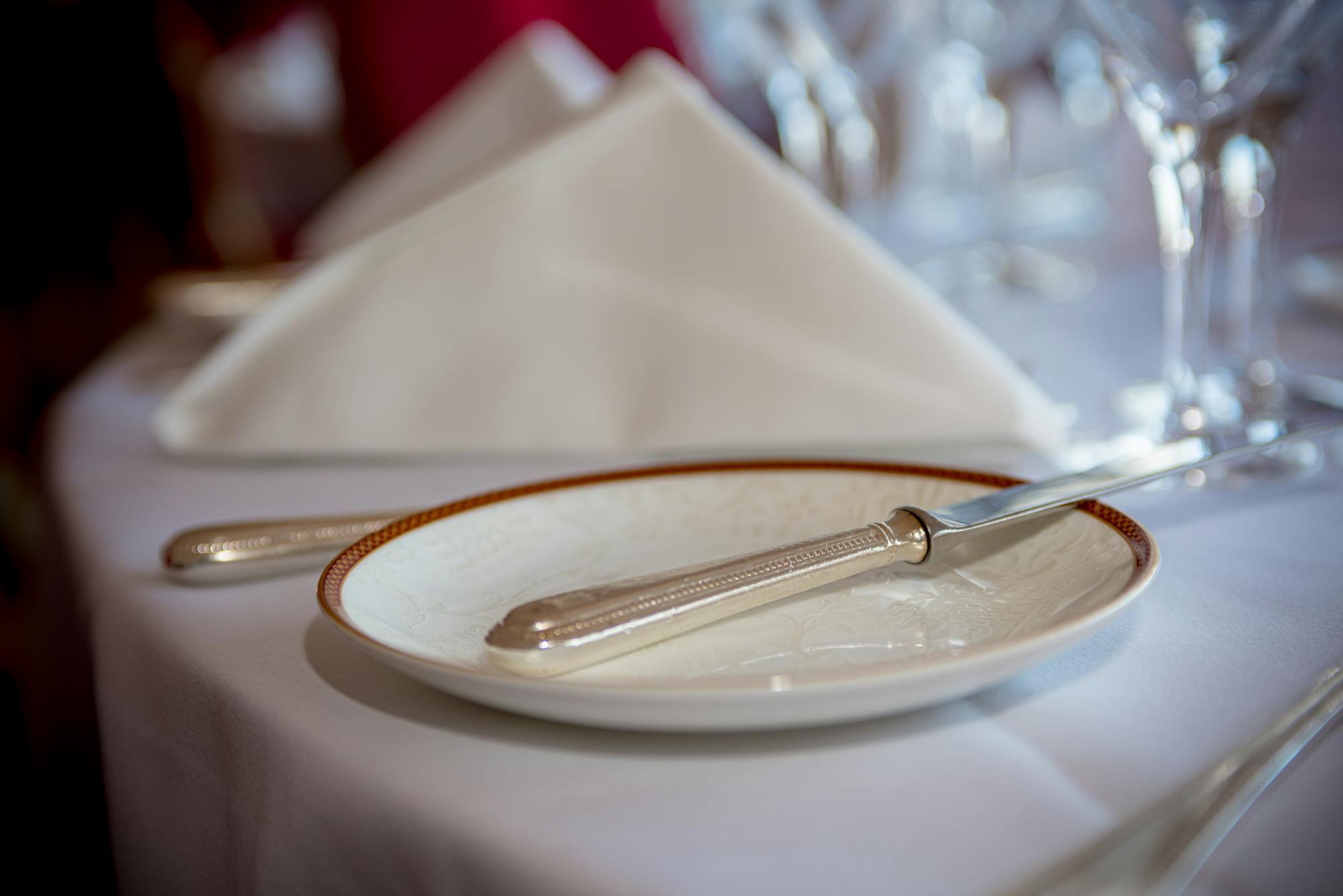 como usar los cubiertos en una comida elegante