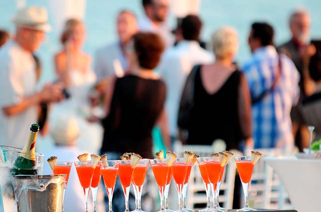grande recibo suizo Etiqueta Cocktail: consejos para una fiesta perfecta - Protocolo y Etiqueta