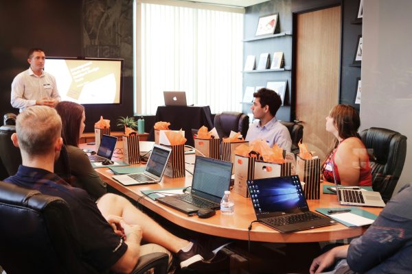 Talleres de Protocolo Empresarial y Etiqueta Profesional